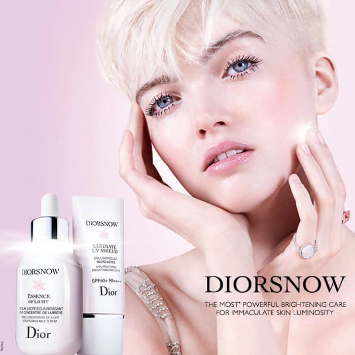 Dior Snow Brightening UV Protection Fluid Luminous Finish SPF50+ / PA++++ กันแดดสูตรลิควิดใสเนื้อบางเบาที่ช่วยปกป้องผิวจากรังสี UV พร้อมคืนความชุ่มชื่นให้แก่ผิวไม่ว่าคุณจะอยู่ภายใต้สภาพอากาศใดก็ตาม สบายผิวไม่เหนียวเหนอะหนะให้ผิวนุ่มลื่น ใสใส เปล่งปลั่ง